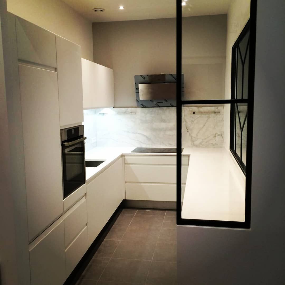 Cuisine blanche en marbre avec une verrière