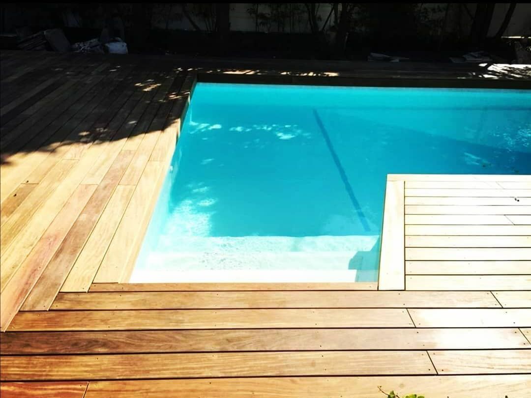 Rebord de piscine en bois