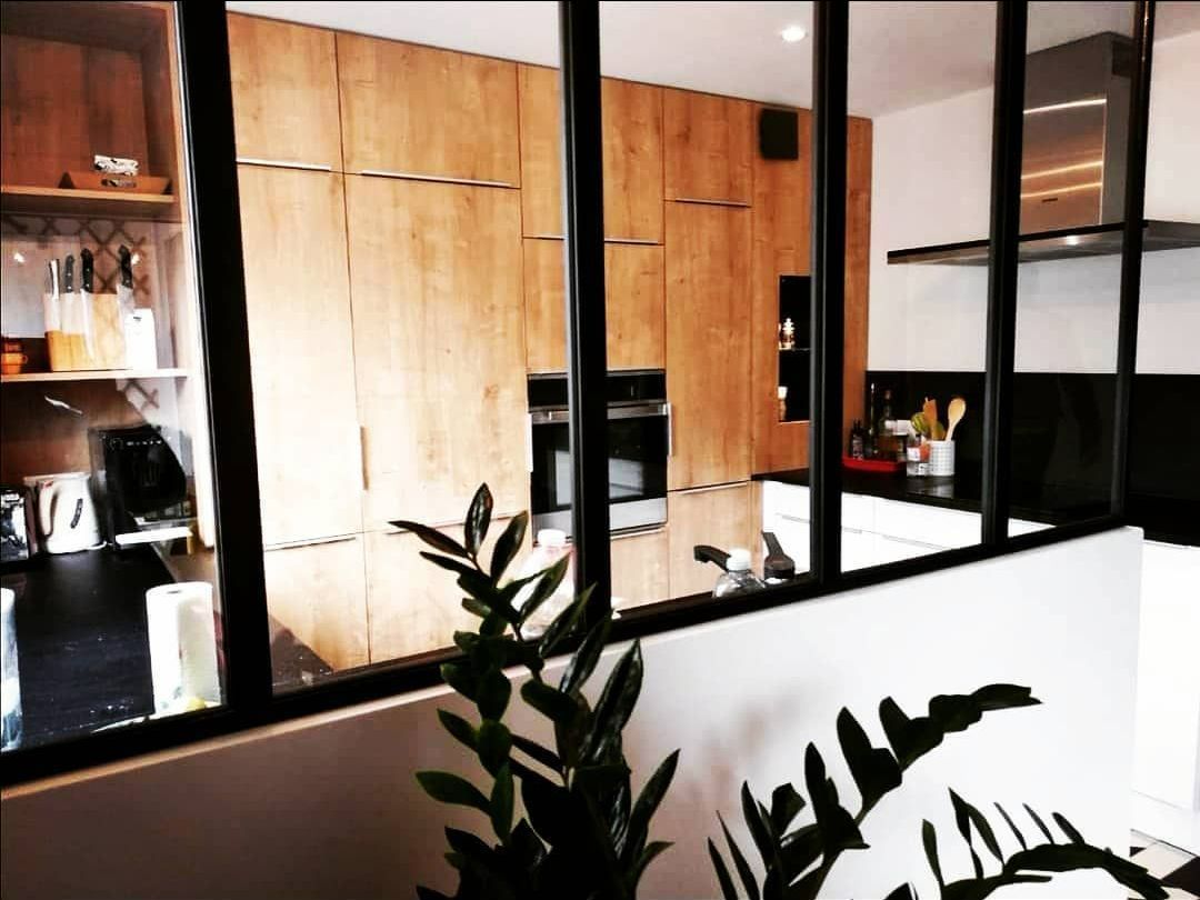 Cuisine vue de derrière une verrière