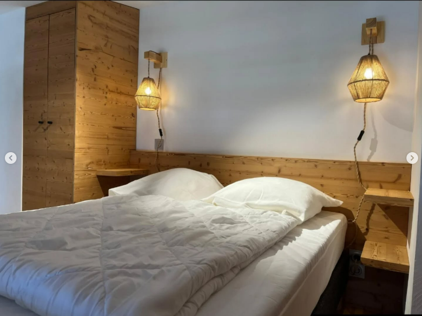 Tête de lit et armoire en bois, lit blanc et luminaires