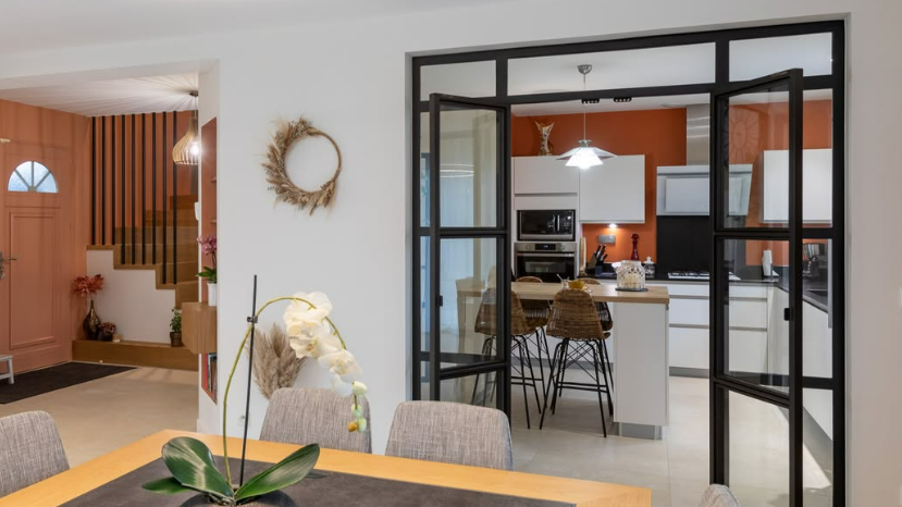 Cuisine lumineuse derrière une grande verrière