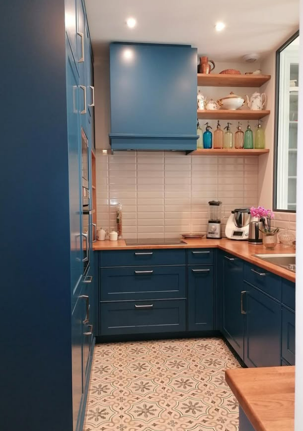 Cuisine bleue et faïence blanche