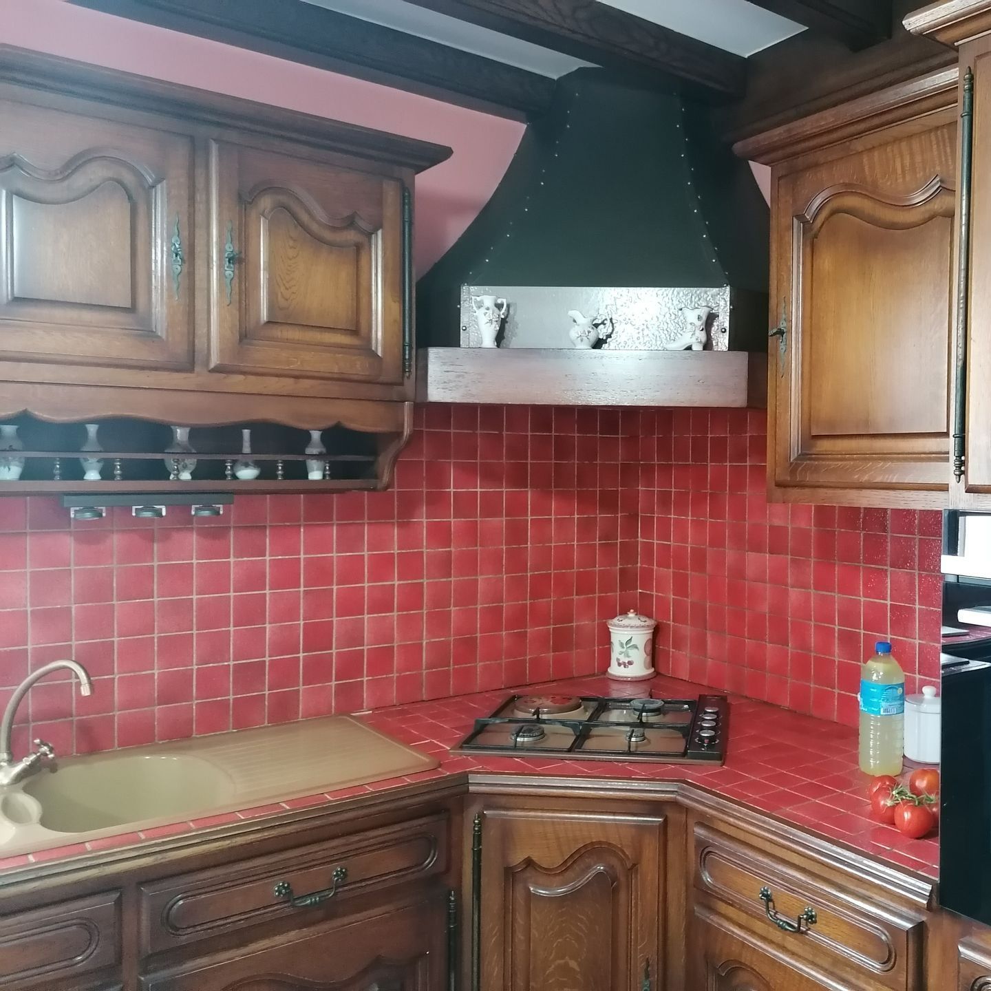 Cuisine vieillotte bois foncé et carrelage rouge