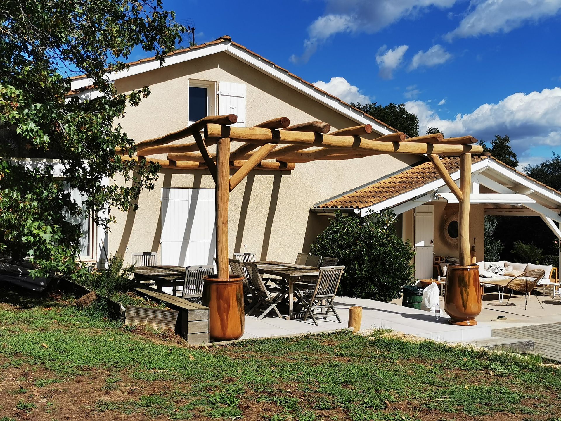 Pergola en bois et table de jardin