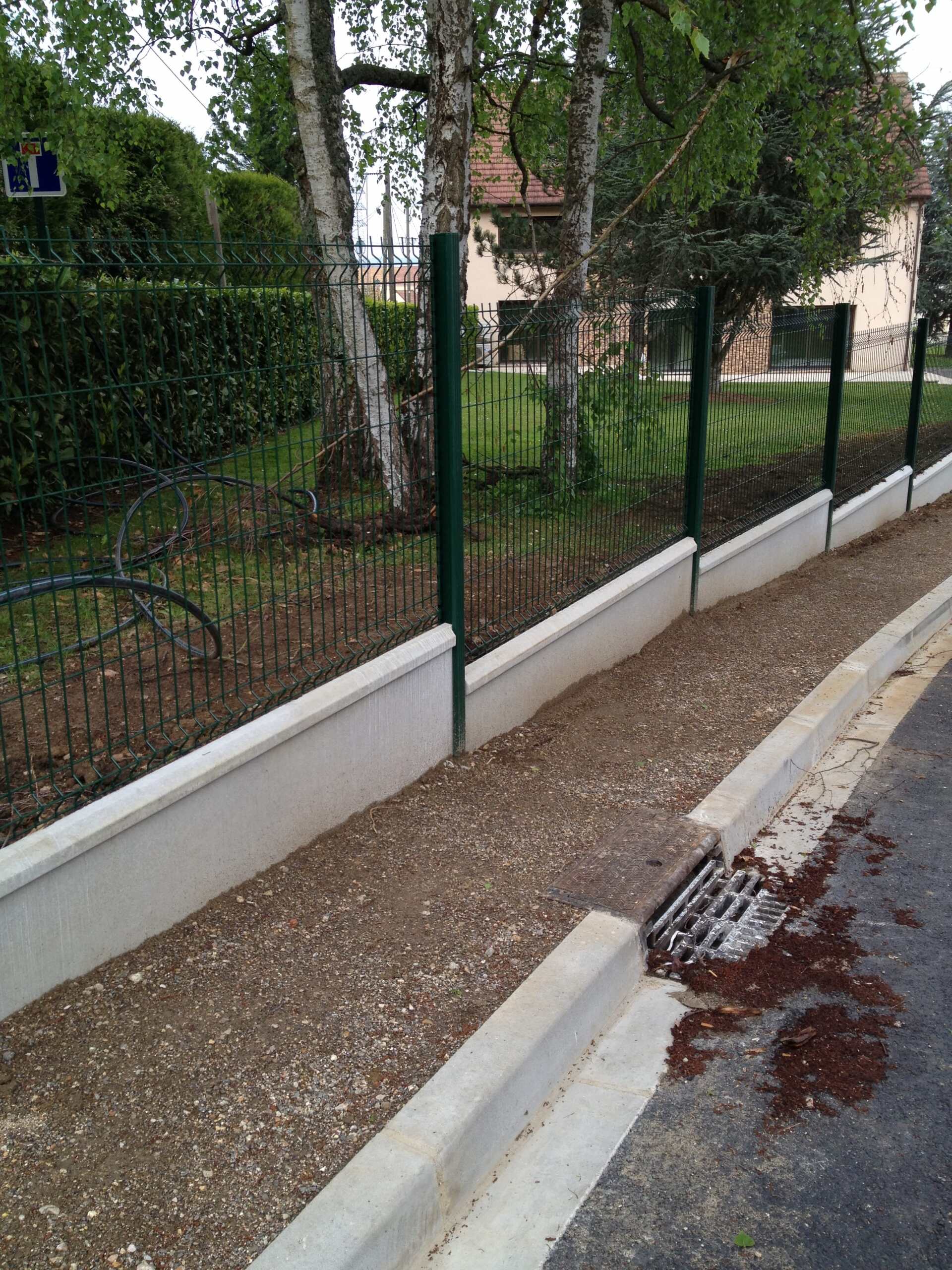 Pose de clôture sur muret