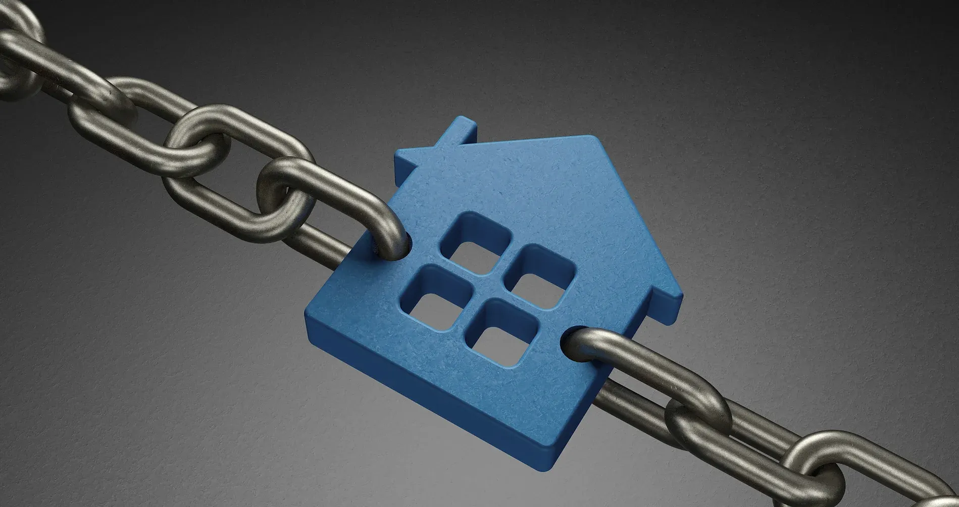 Hausanhänger zwischen zwei Eisenketten