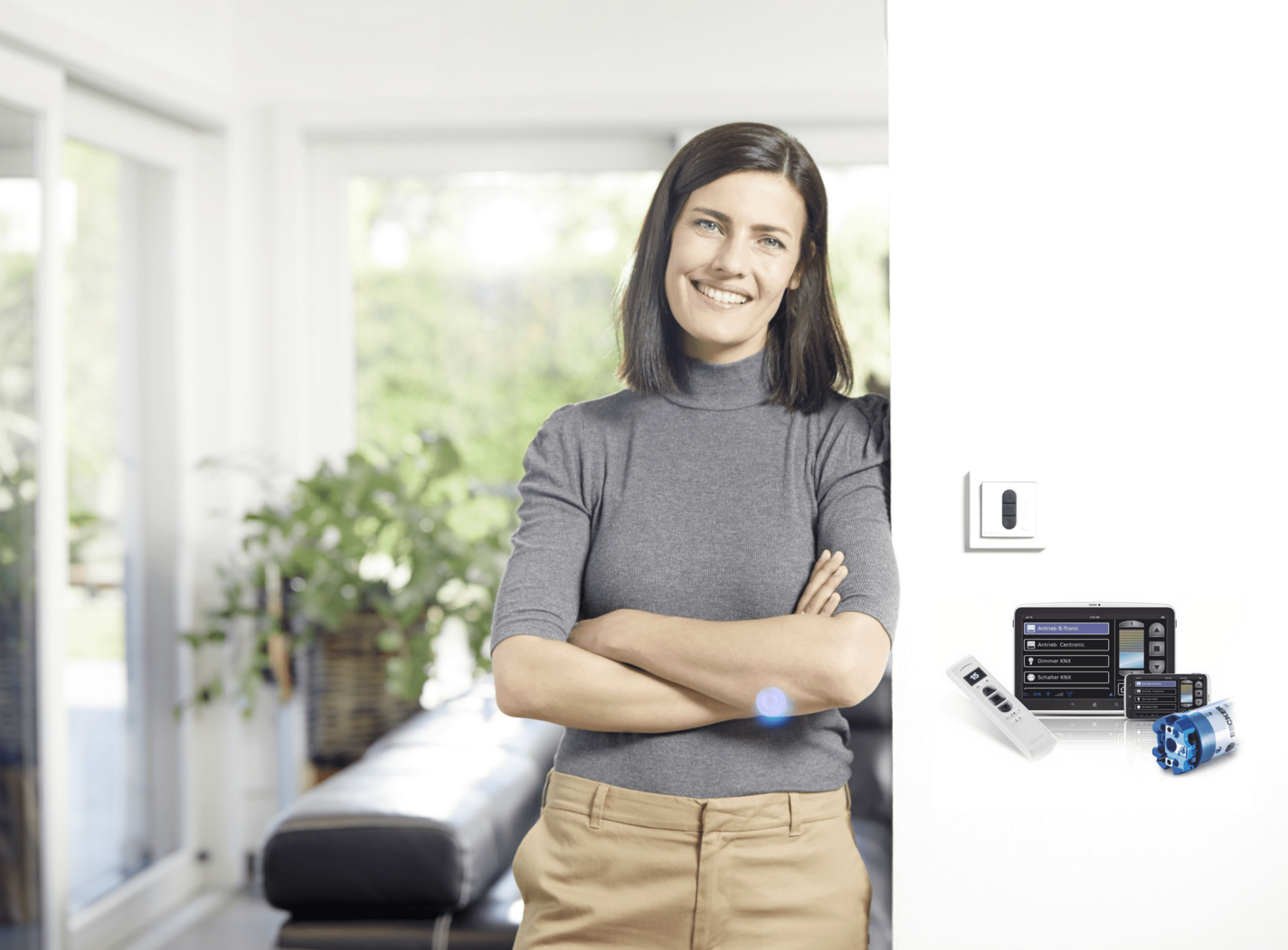 Frau im Wohnzimmer und Gerät für Smart Home