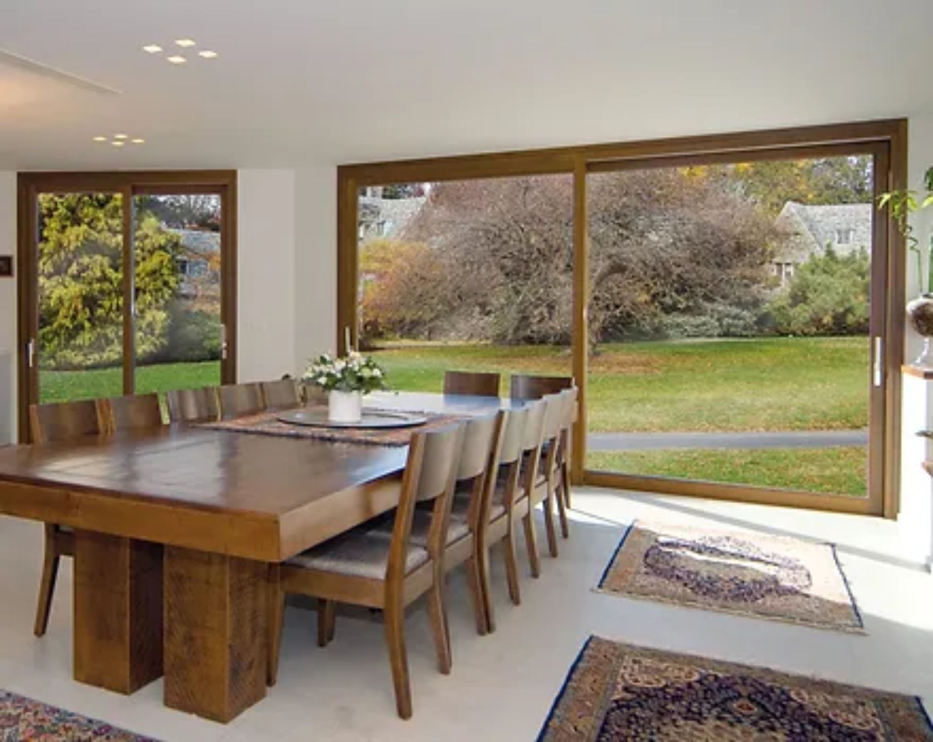 Bodentiefe Fenster mit Holzrahmen