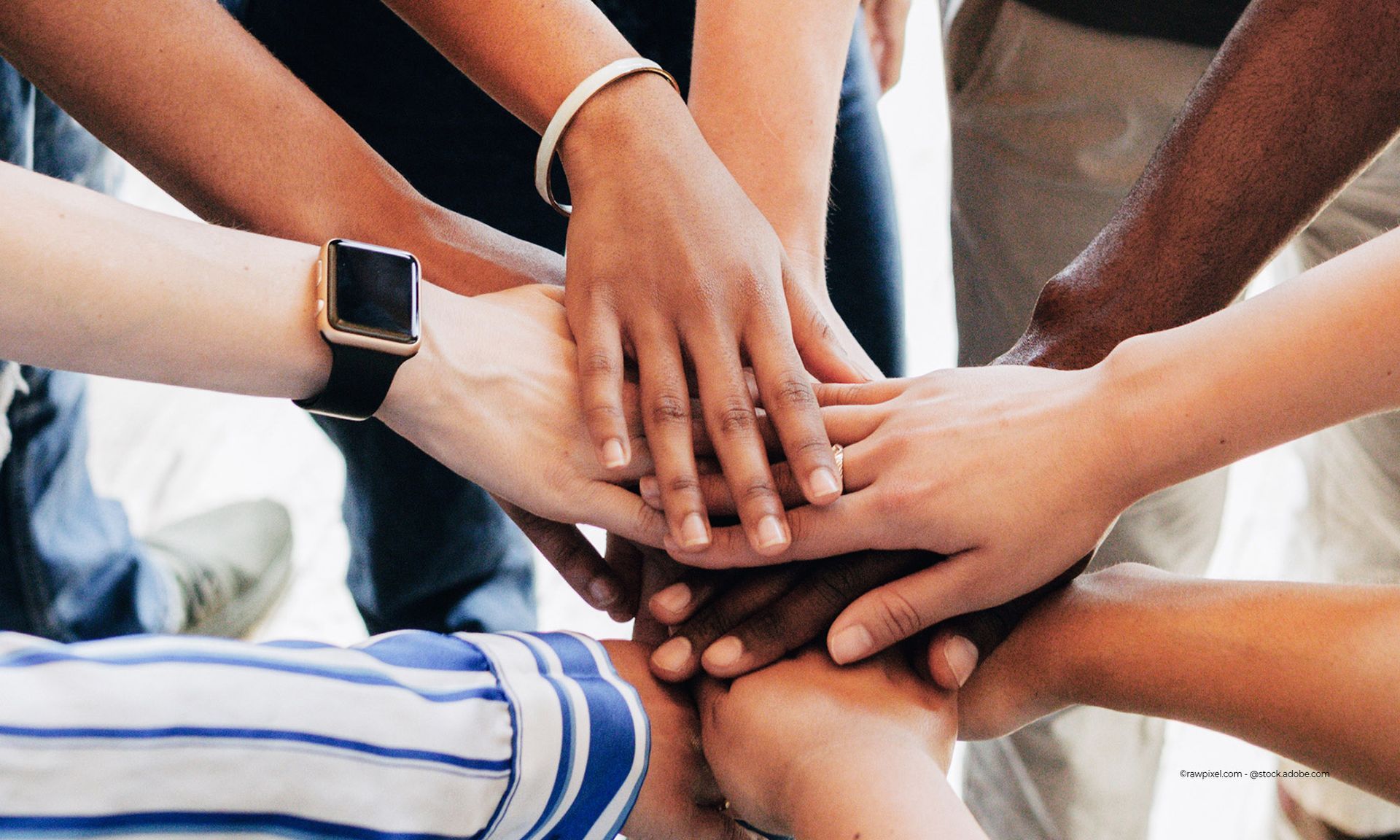 Viele Hände liegen aufeinander