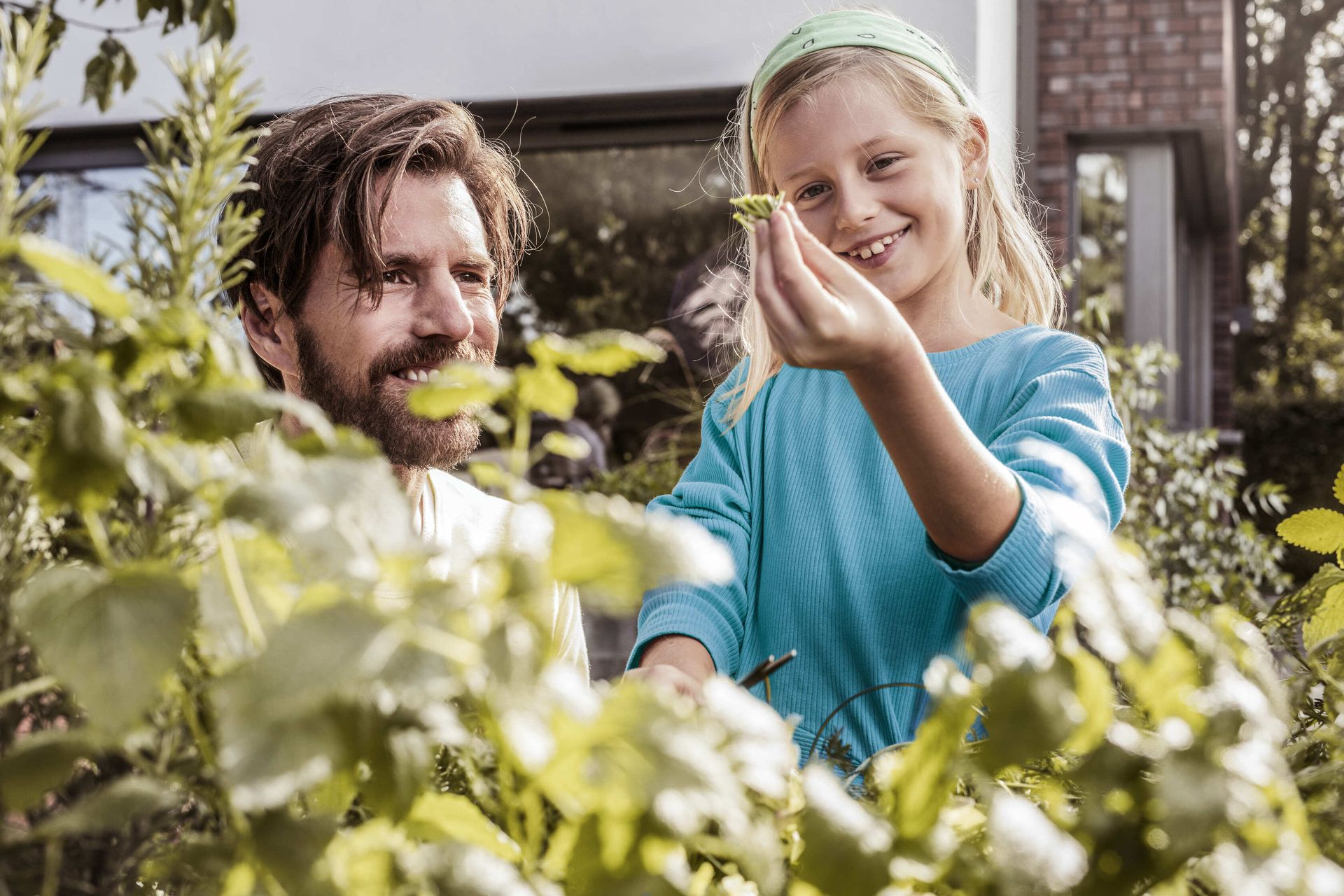 Vater und Tochter im Garten