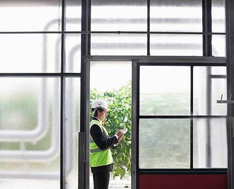 A.M. Carpintería de Aluminio persona con casco de protección