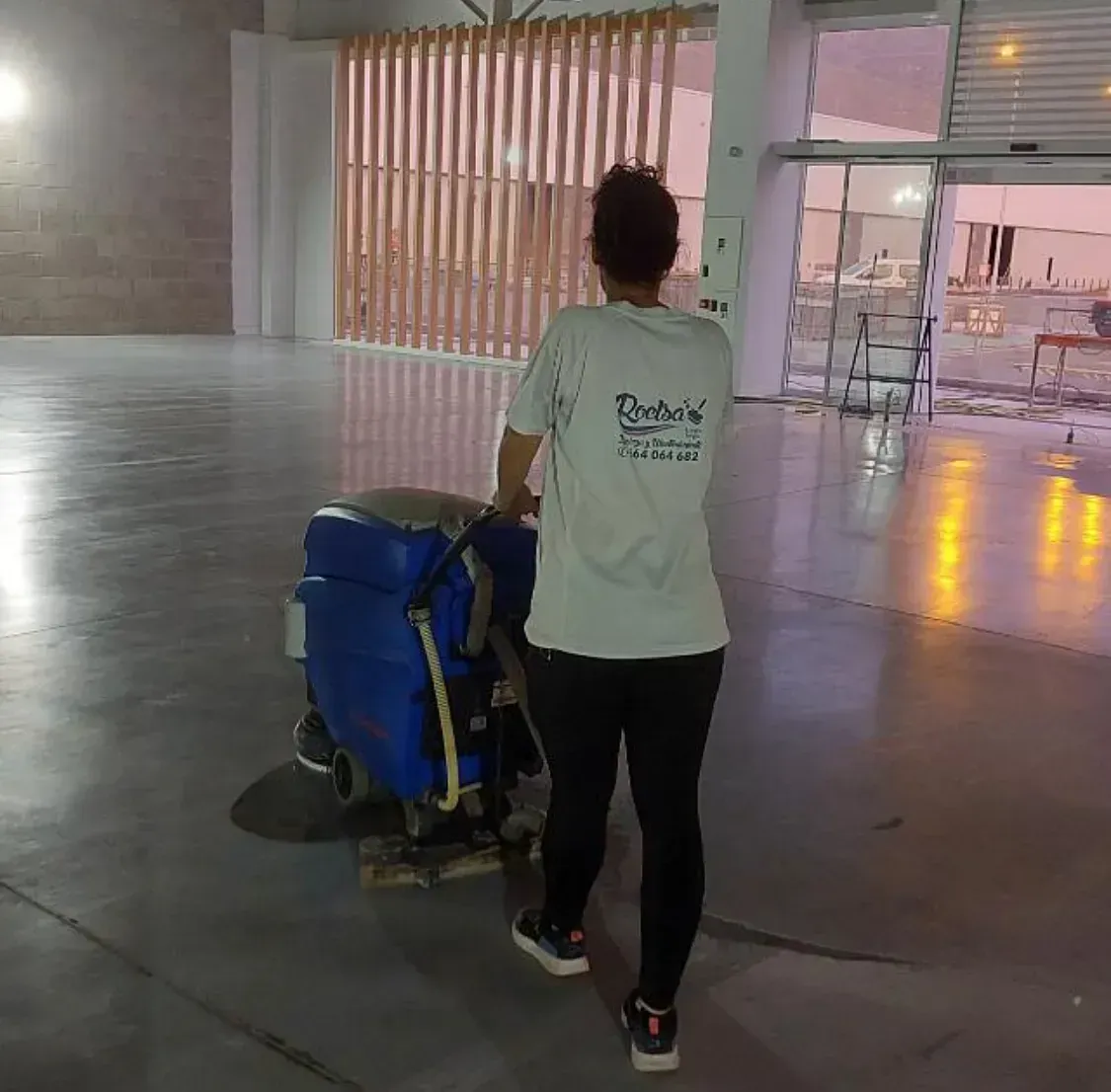 Una persona que lleva una camisa blanca que dice 'b-tech'.
