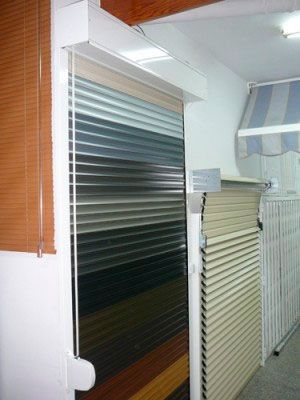 Hay muchos tipos diferentes de persianas en esta habitación.