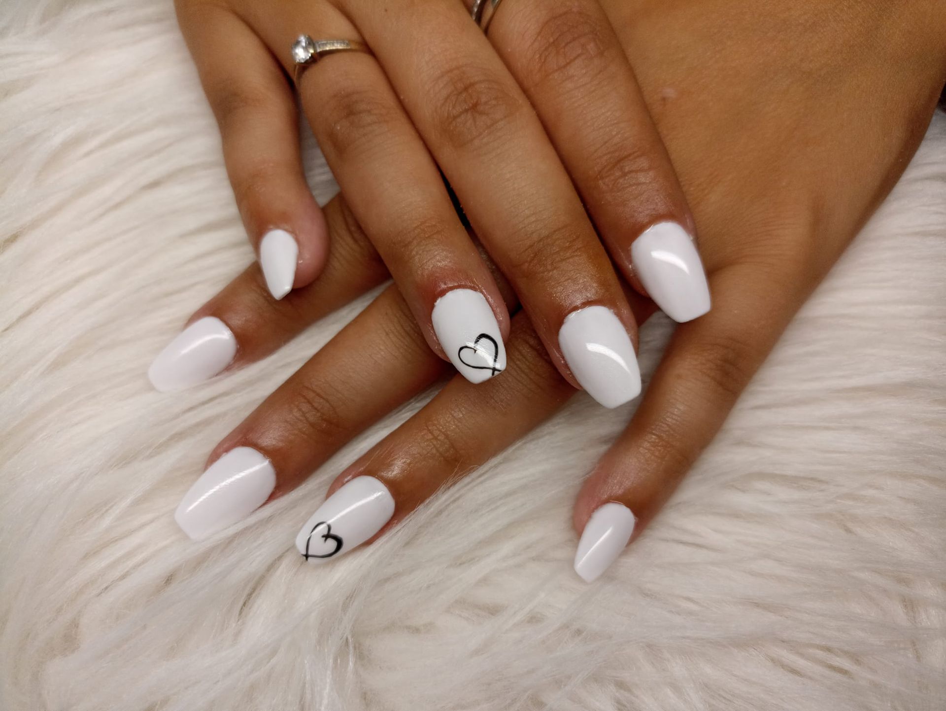 Ongles avec des dessins noirs