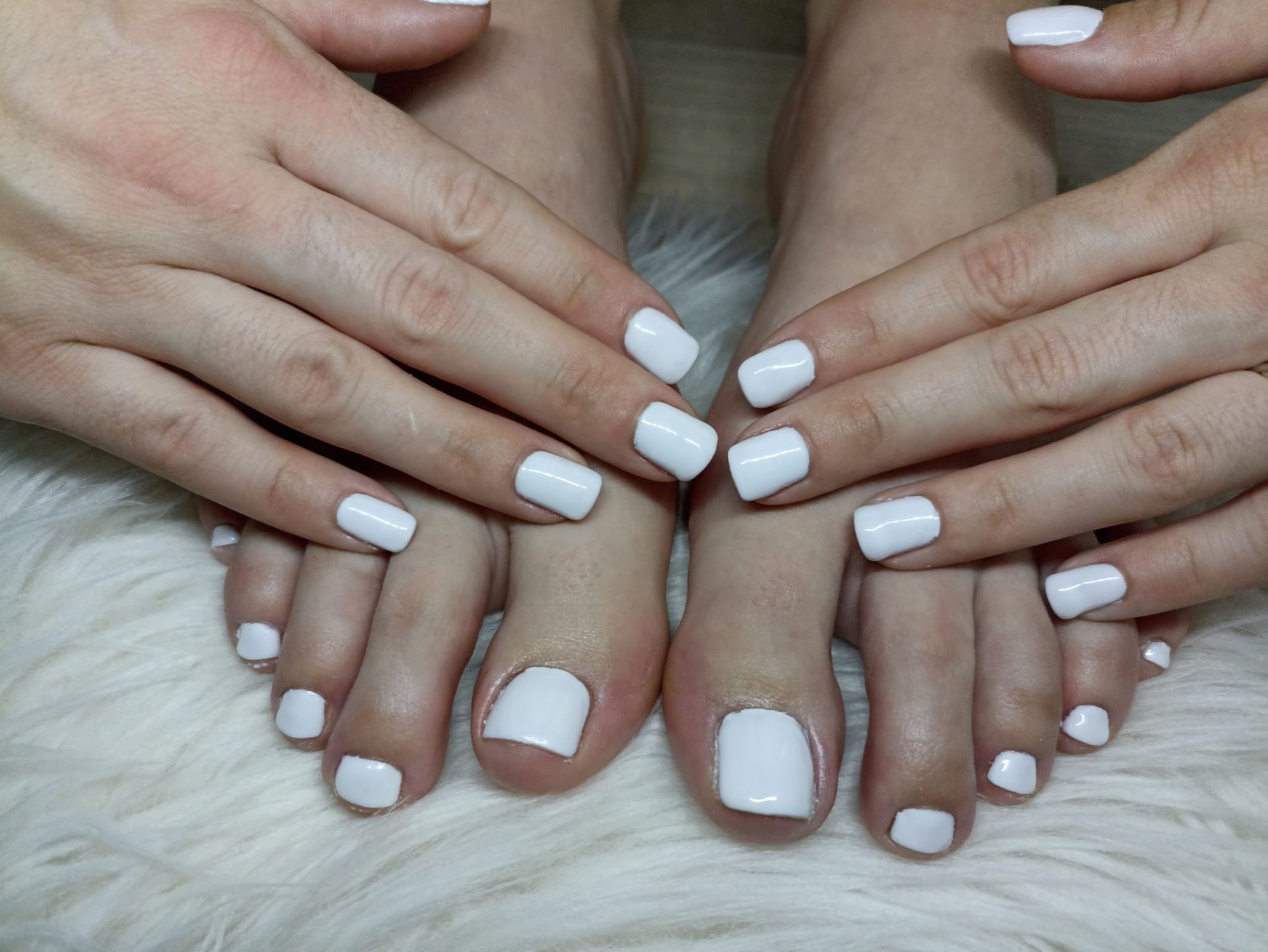 Vernis blanc sur mains et pieds