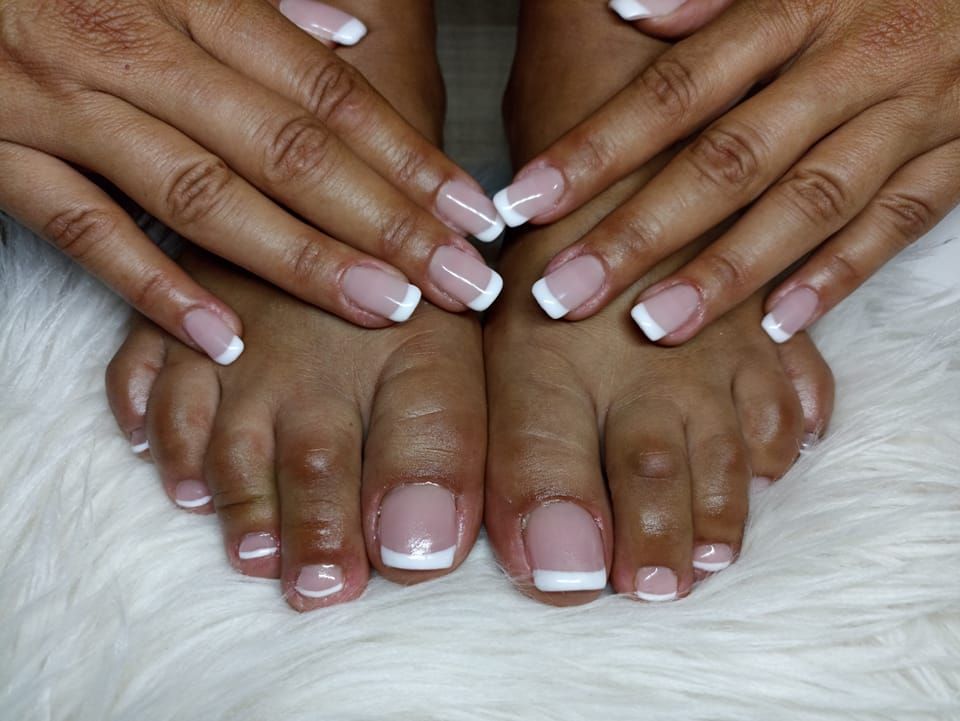 French manucure sur mains et pieds