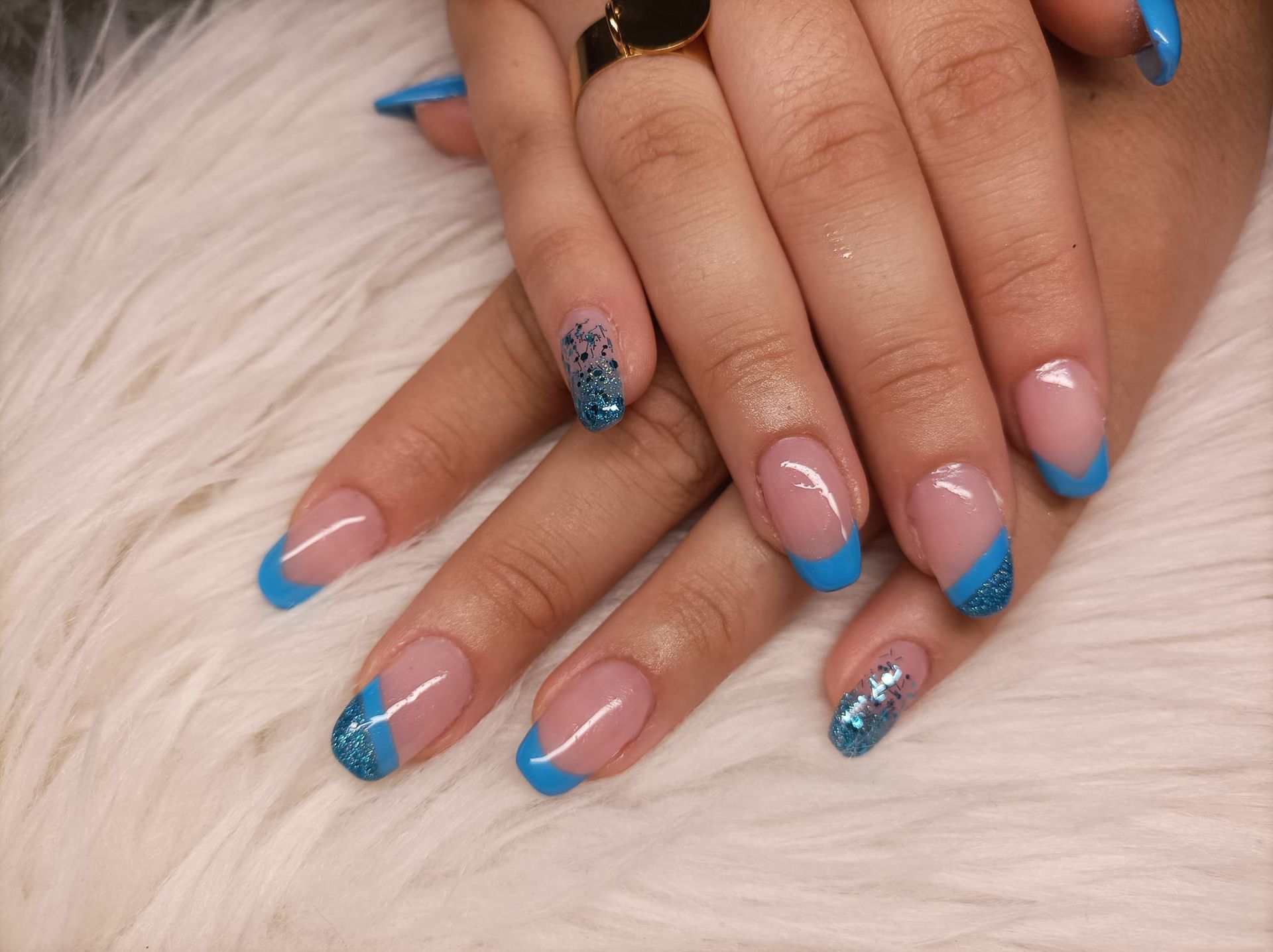 Ongles avec des dessins bleus