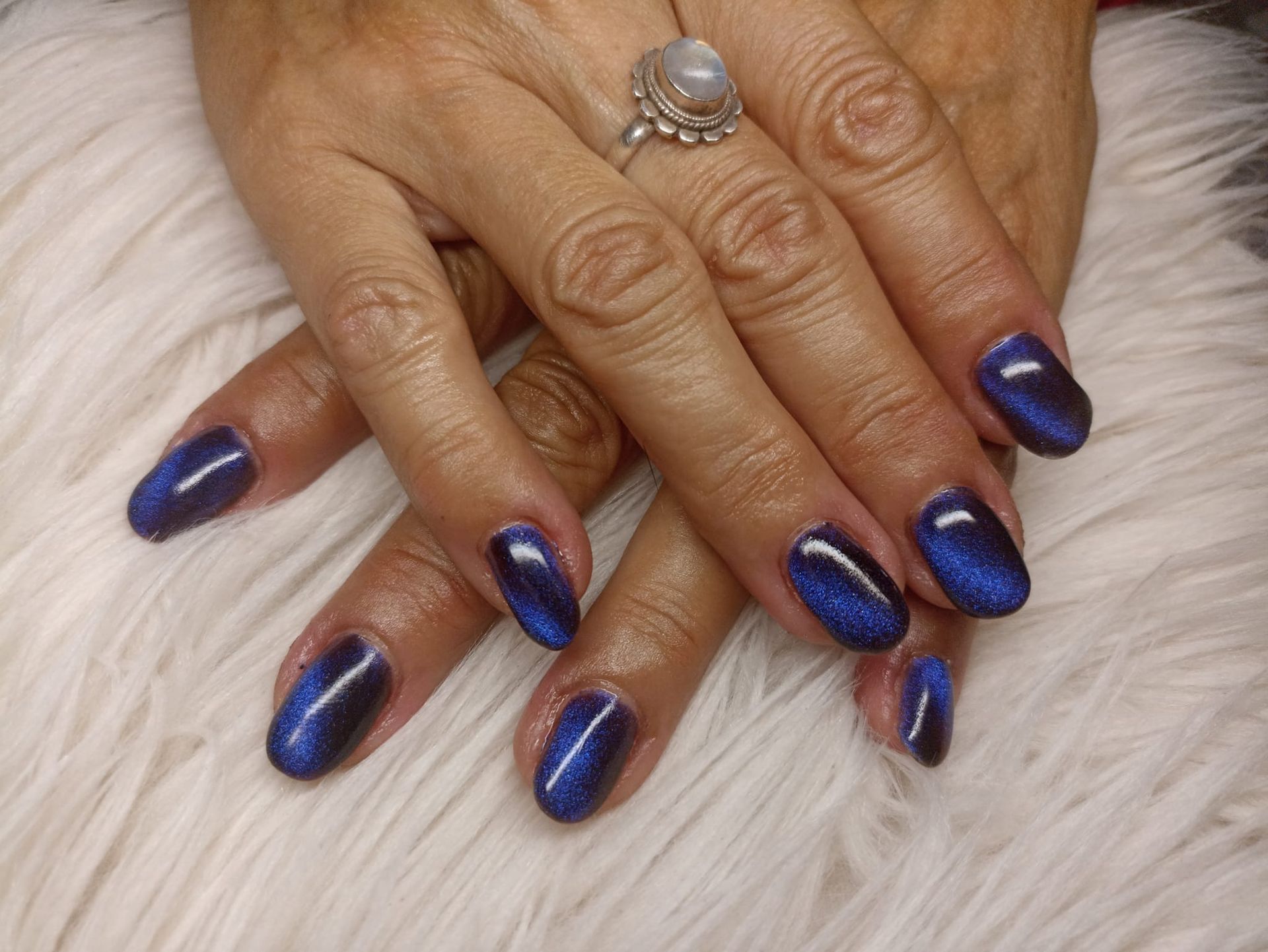 Ongles bleus à paillettes