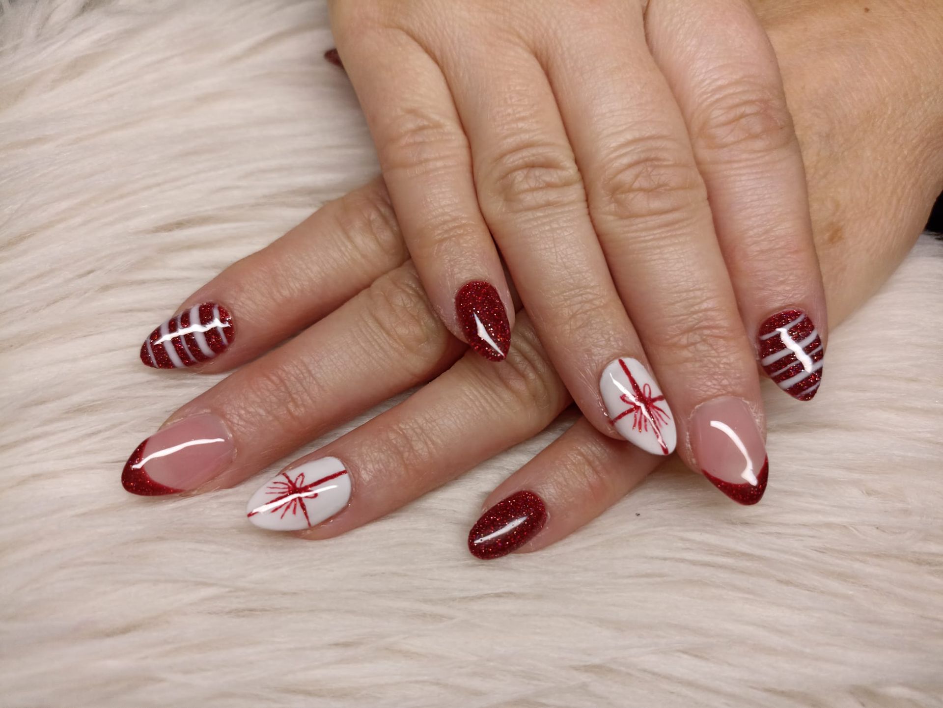 Ongles avec des dessins rouges
