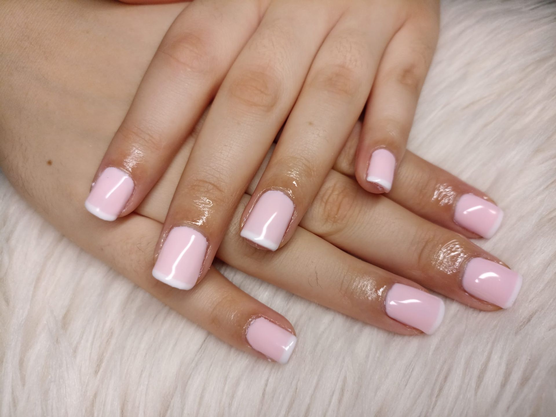 Des ongles sur un coussin