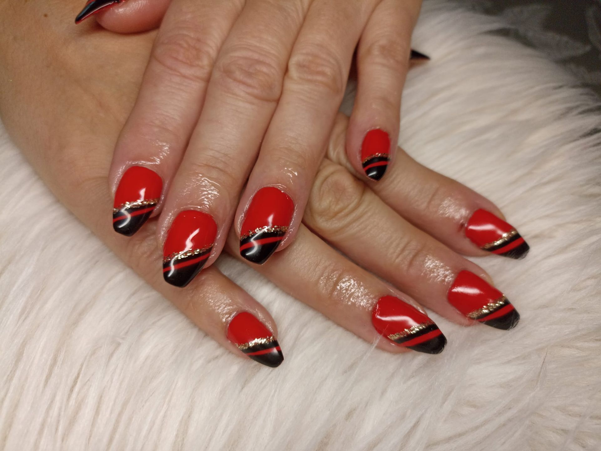 Rallongement d'ongles rouge et noir