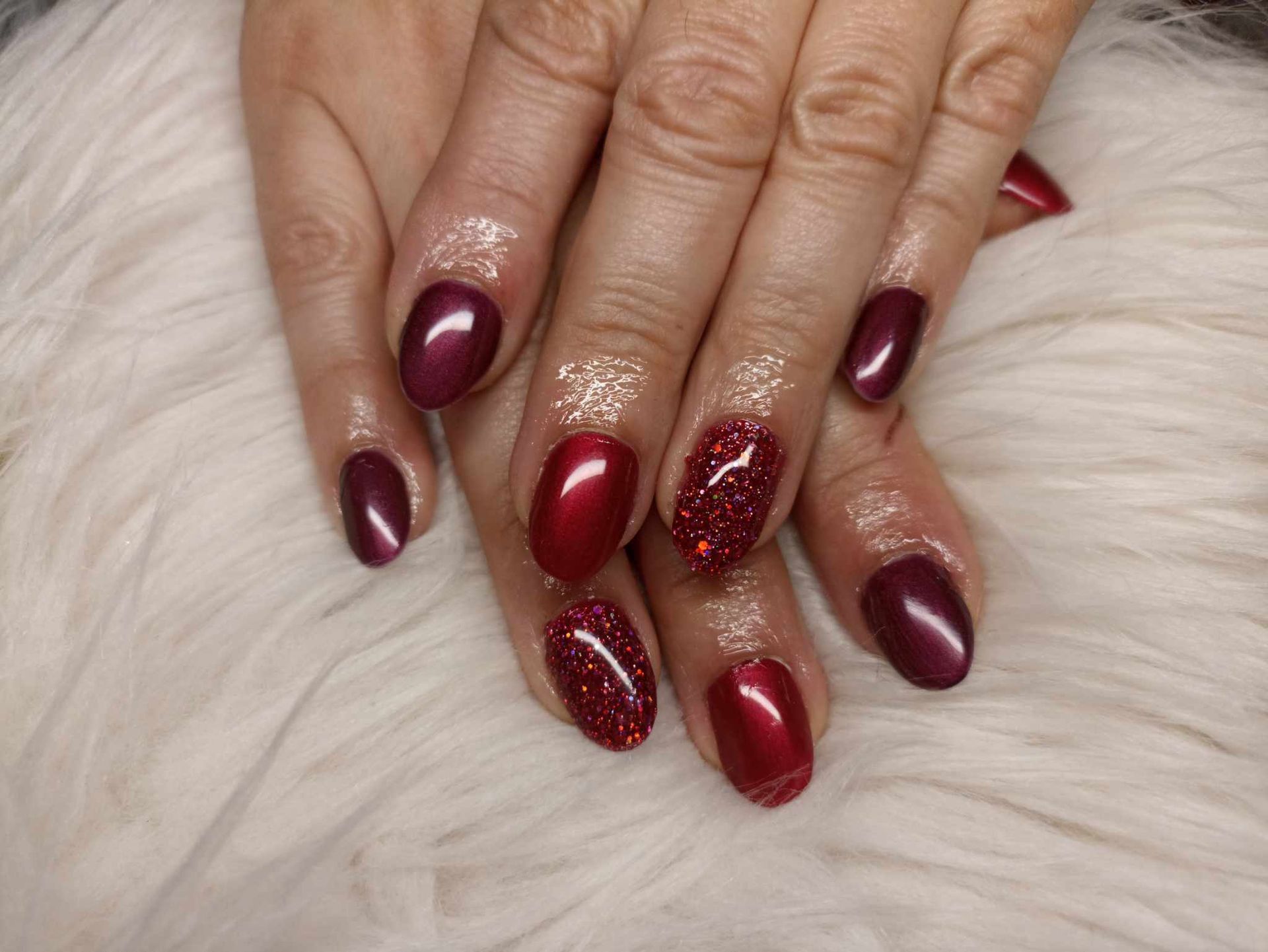 Ongles couleur rouge bordeaux