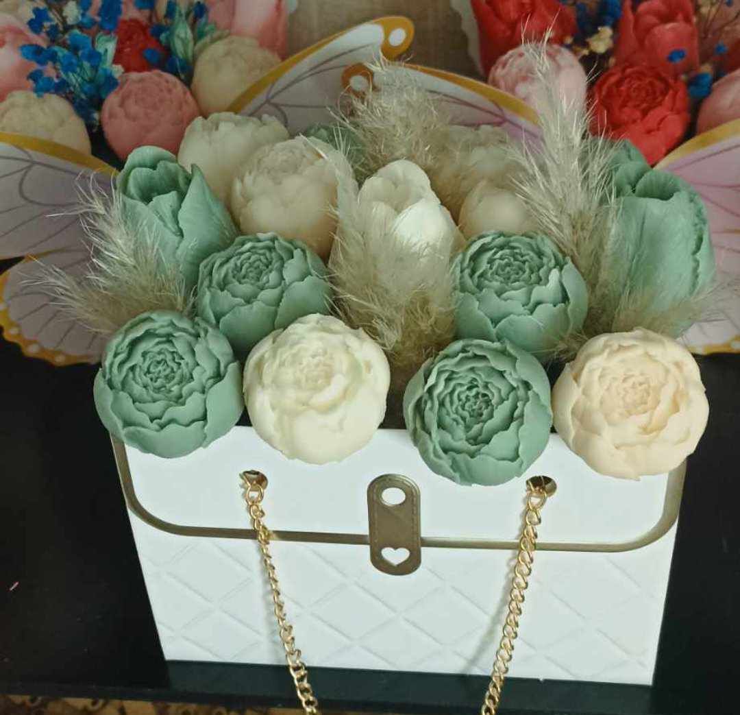 Lot de bougies en forme de fleurs vertes et blanches dans un sac à main