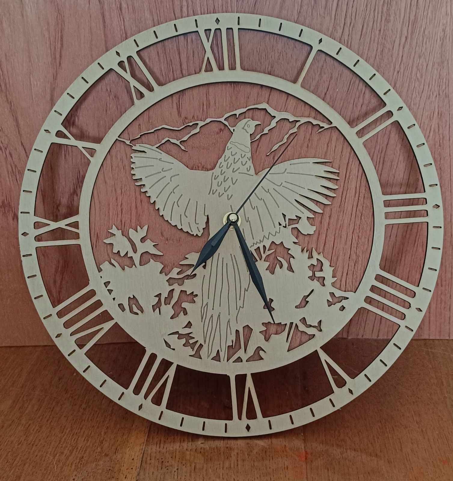 Horloge avec un oiseau au centre