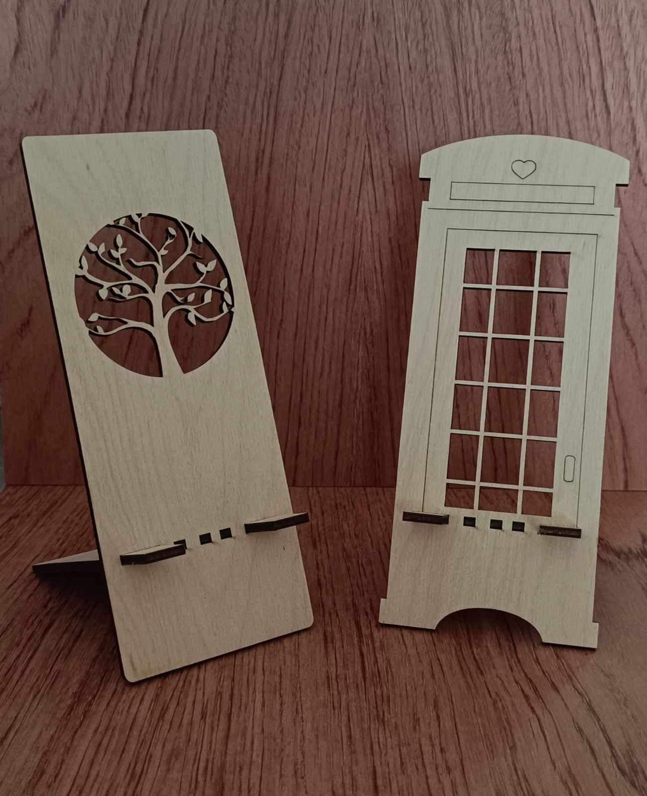 Gravure d'objets arbre et fenêtre sur du bois