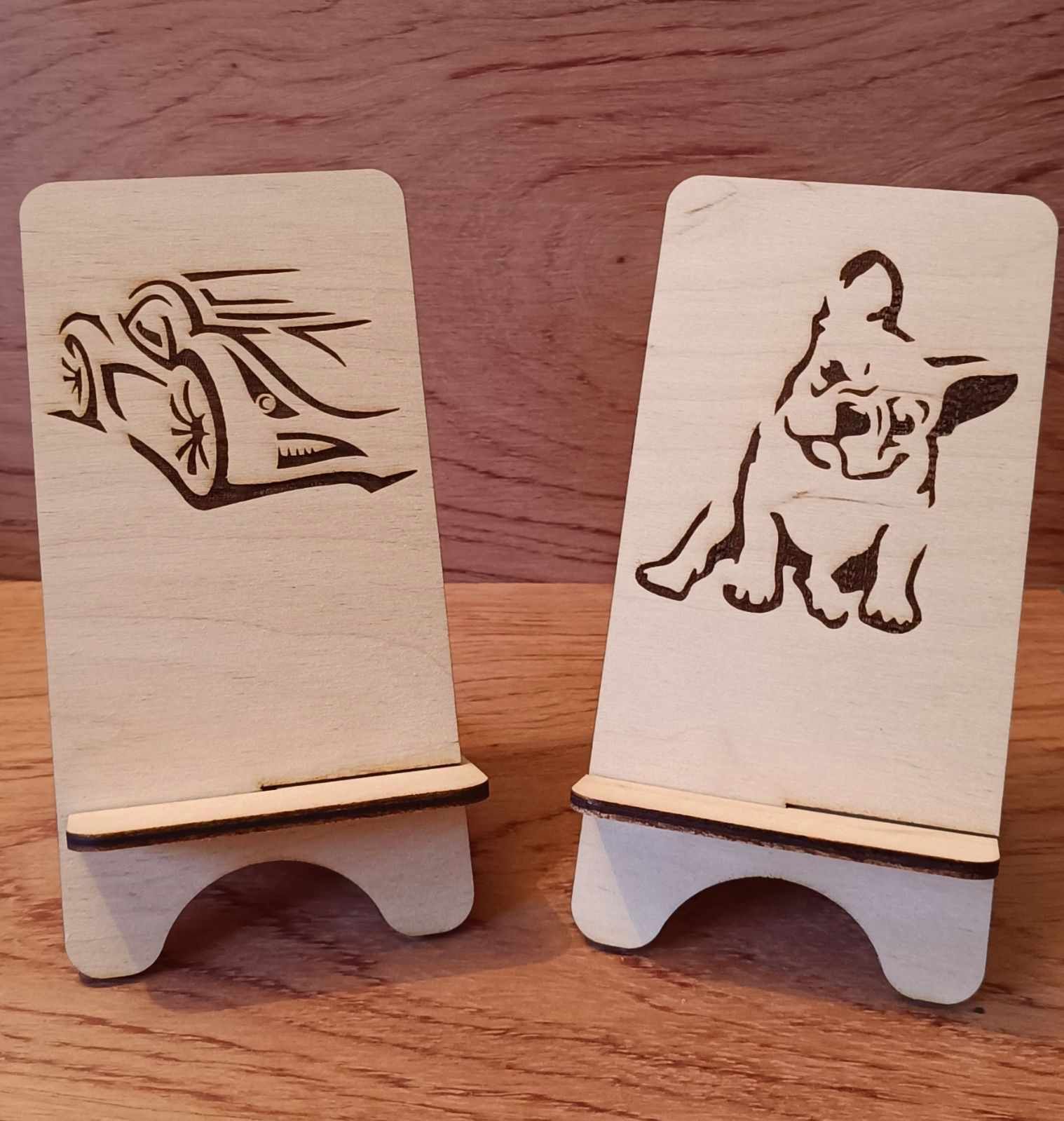 Gravure d'objets voiture et chien sur du bois