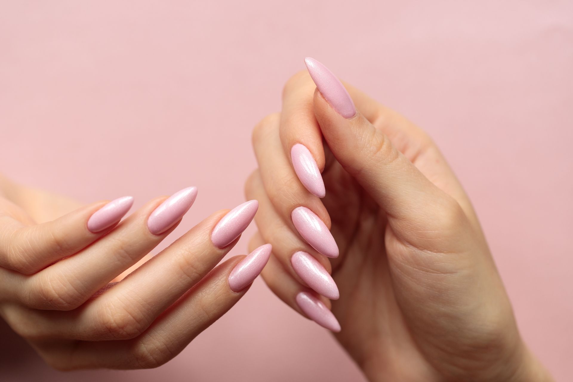 Ongles en forme d'amande rose