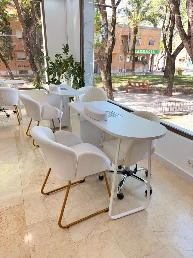 Un montón de plantas en macetas están colocadas sobre un suelo de baldosas.