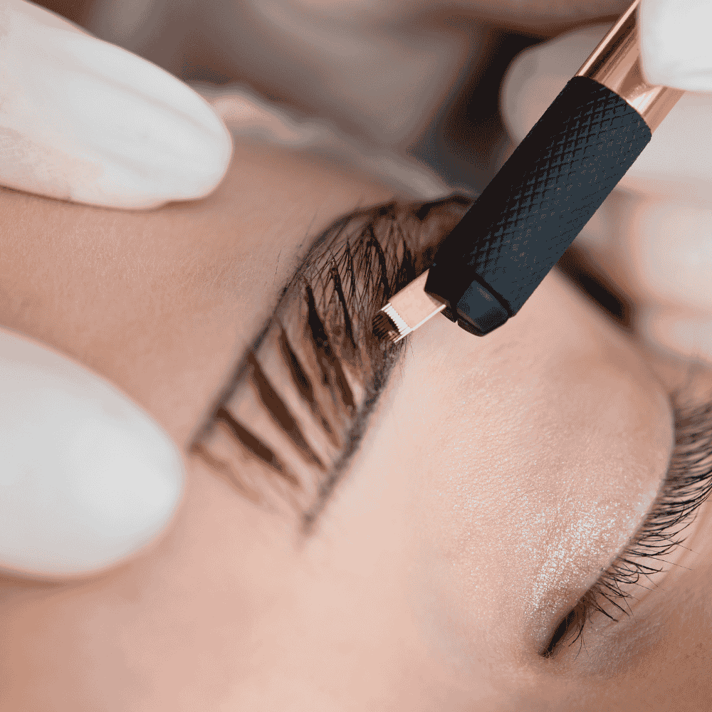 Primer plano de la ceja de una persona a la que se le está aplicando microblading 