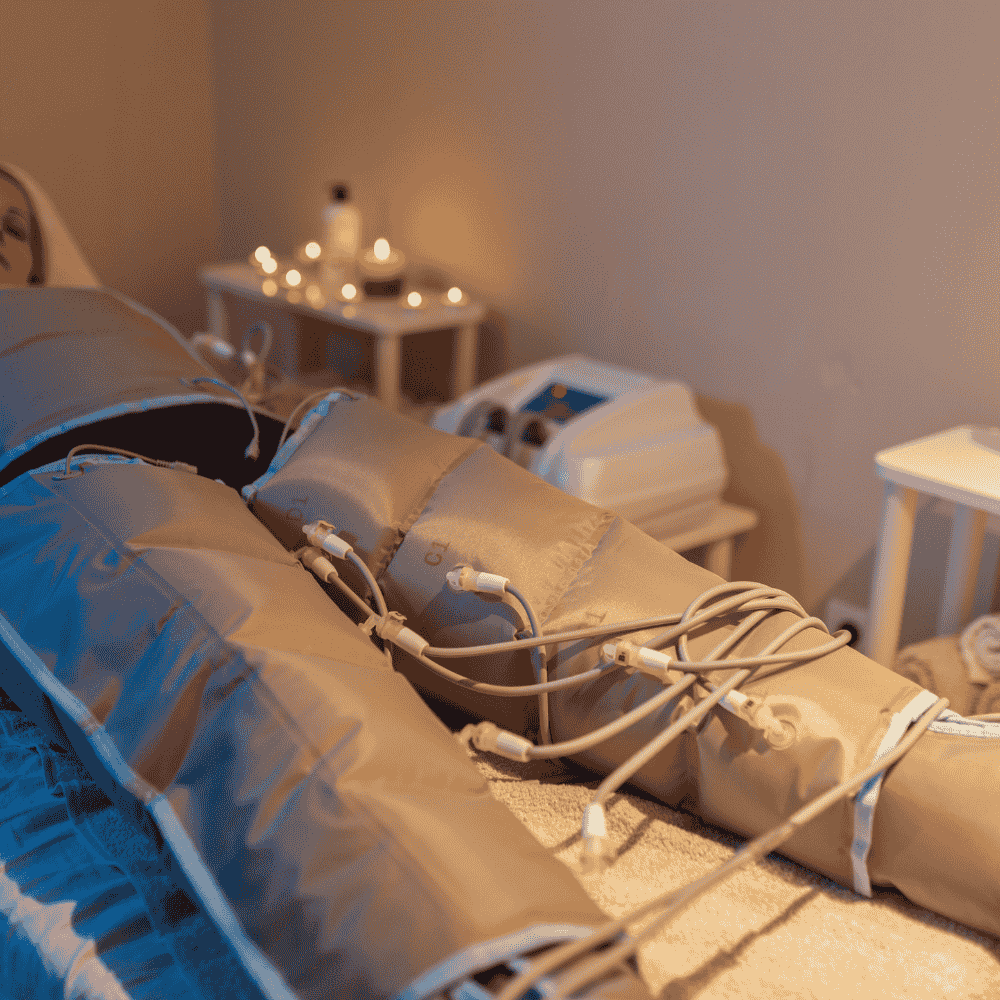 Persona que recibe terapia de compresión de piernas en una sala de tratamiento.
