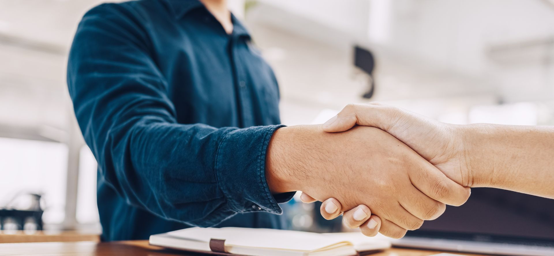 Zoom sur une poignée de main