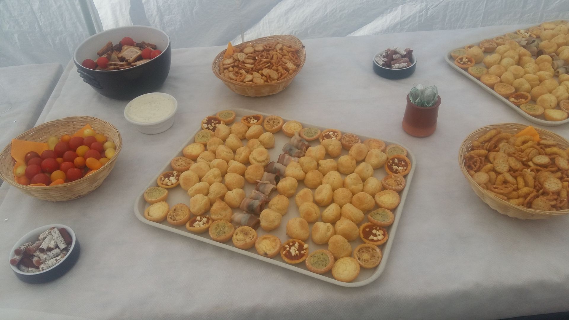 Table de buffet avec divers snacks et apéritifs.