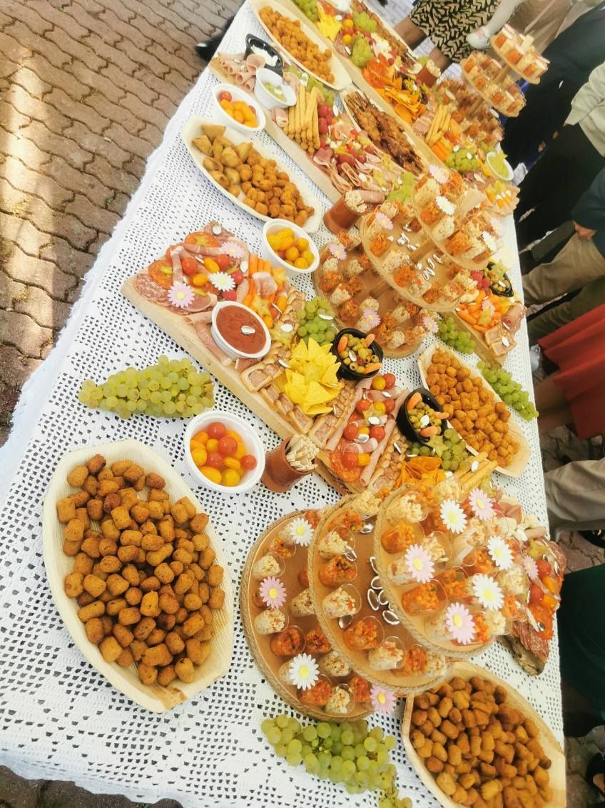 Planche de charcuterie avec charcuteries variées et saucisson.