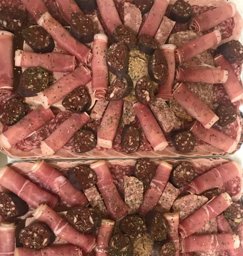 Plateaux de charcuteries variées : salami, prosciutto, saucisse et boudin noir.