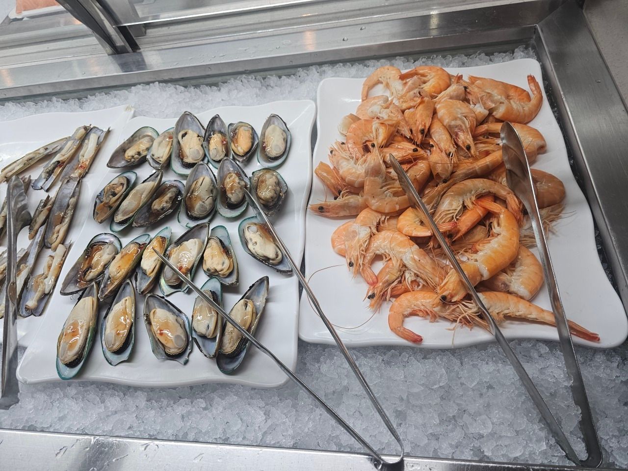 Plateaux de moules, de crevettes et de couteaux.