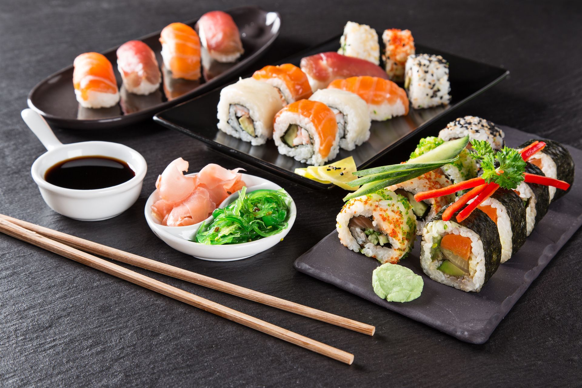 Assortiment de rouleaux de sushi,s nigiris, sauce soja, gingembre mariné, salade d'algues.