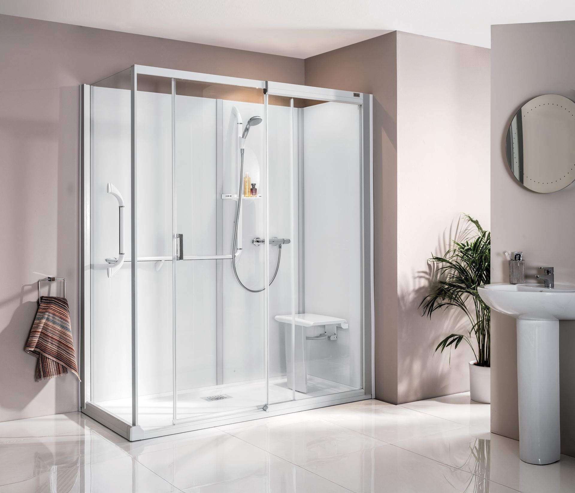 Modernes Badezimmer mit Glasduschkabine, weißem Fliesenboden, Standwaschbecken und rundem Spiegel