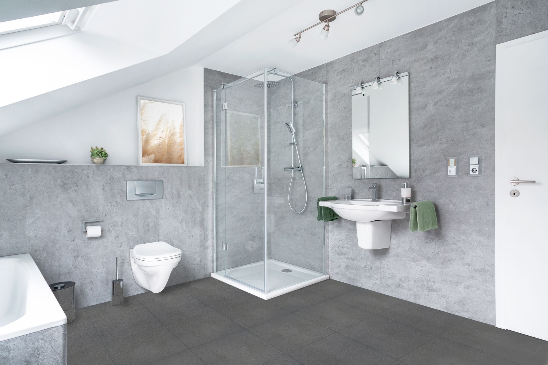 Modernes graues Badezimmer mit ebenerdiger Dusche, wandmontiertem Waschbecken, WC und Badewanne unter einer Dachschräge