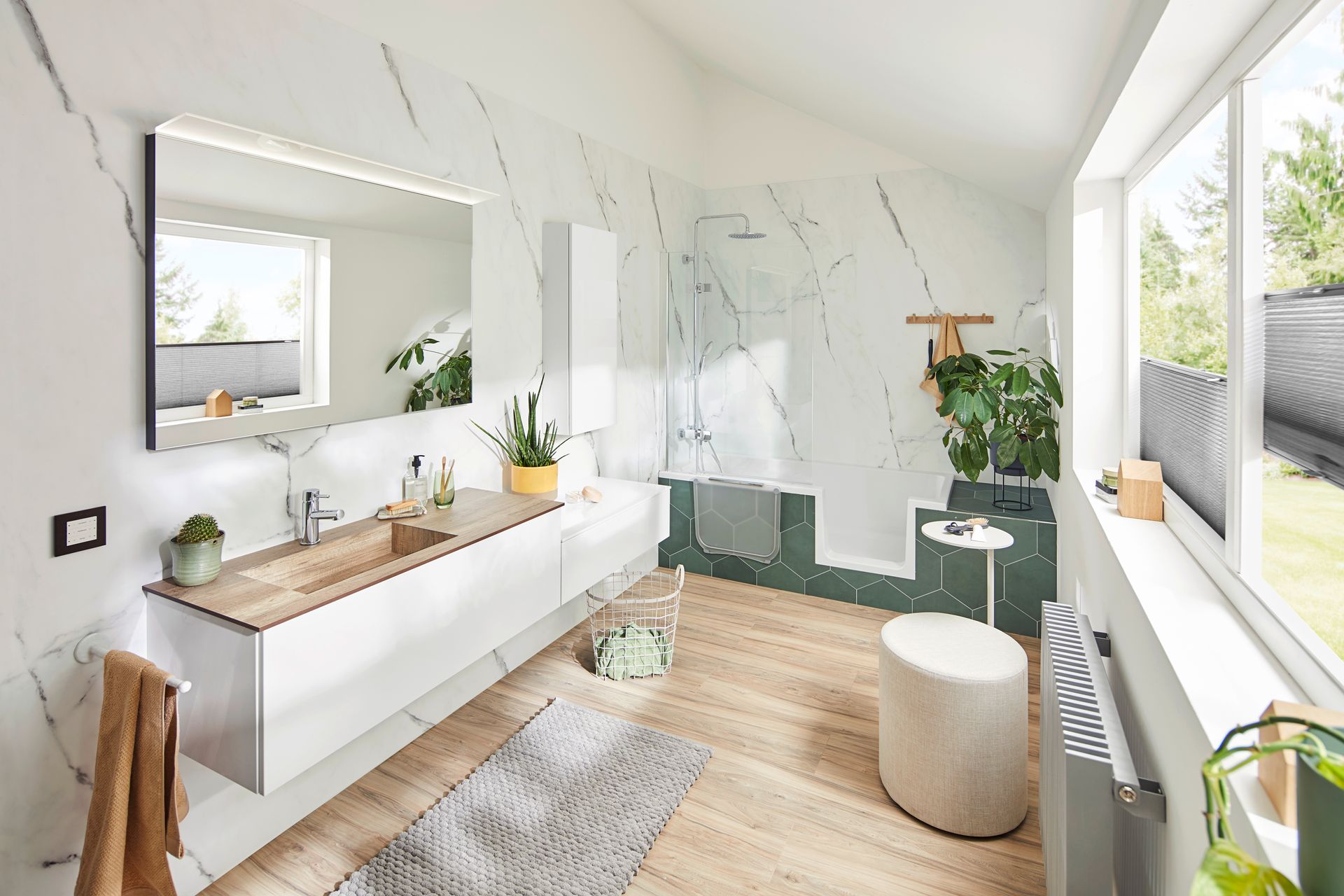 Helles, minimalistisches Badezimmer mit Marmorwänden, Waschtisch aus Holz, rundem Hocker und großen Fenstern