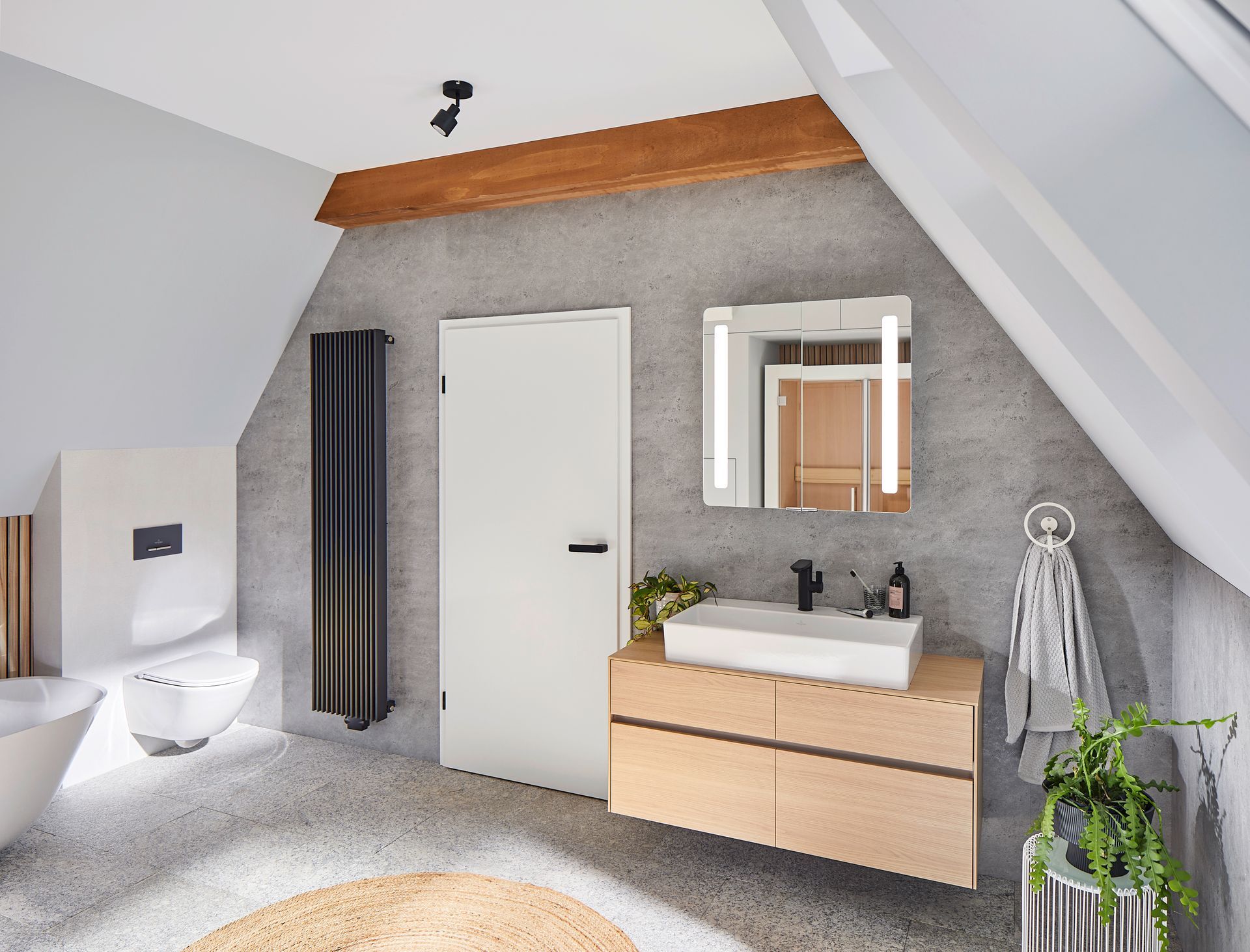 Modernes Dachgeschossbadezimmer mit Dachschräge