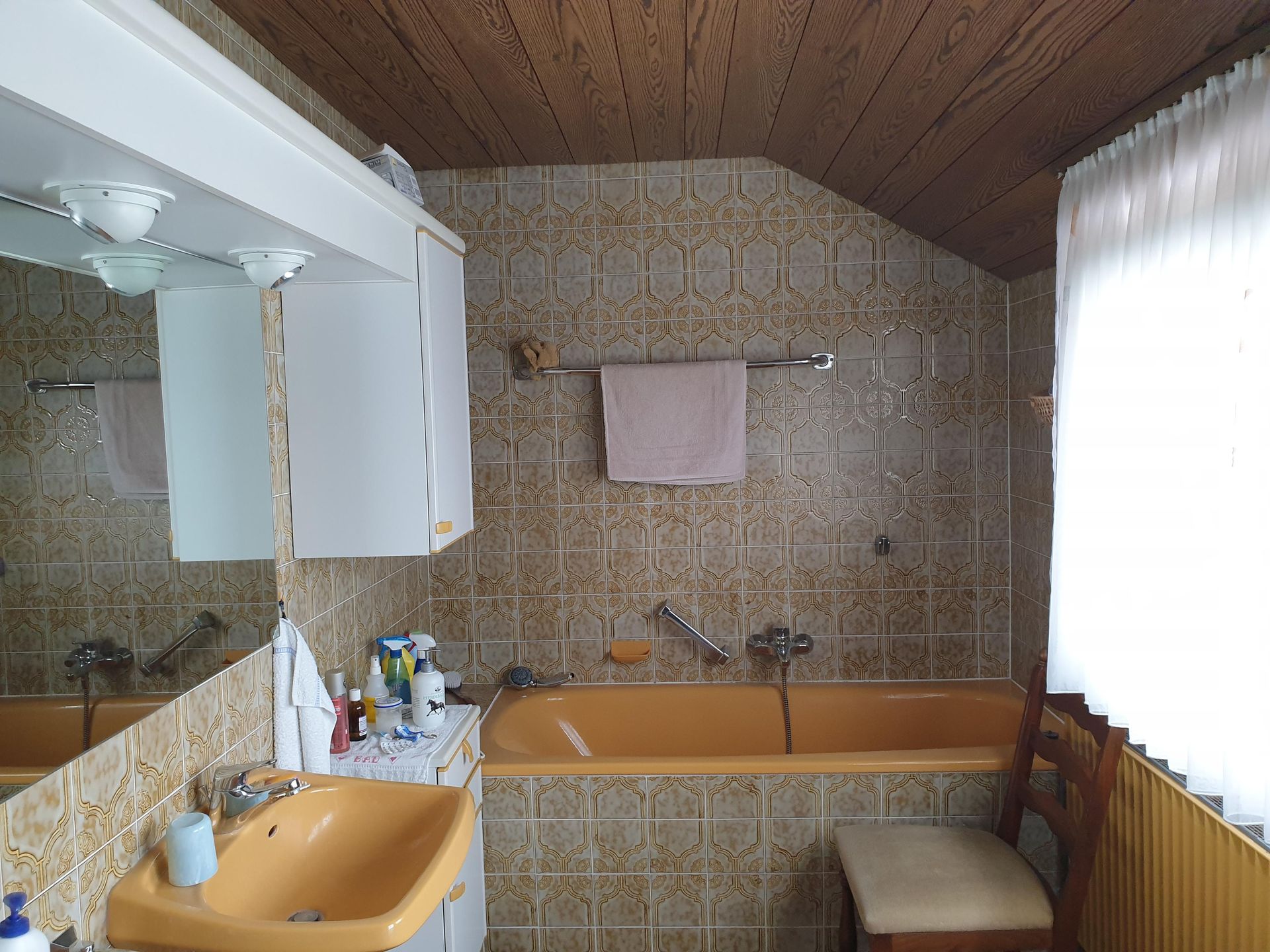 Retro-Badezimmer mit orangefarbenem Waschbecken