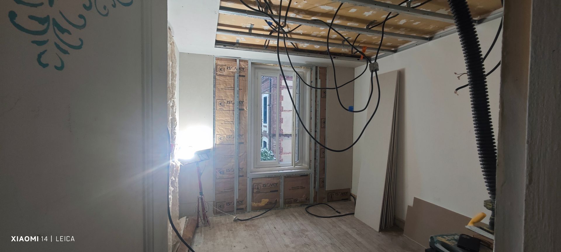 Croquis d'une salle de bains avec grande fenêtre, étagères, suspensions lumineuses et lavabo.