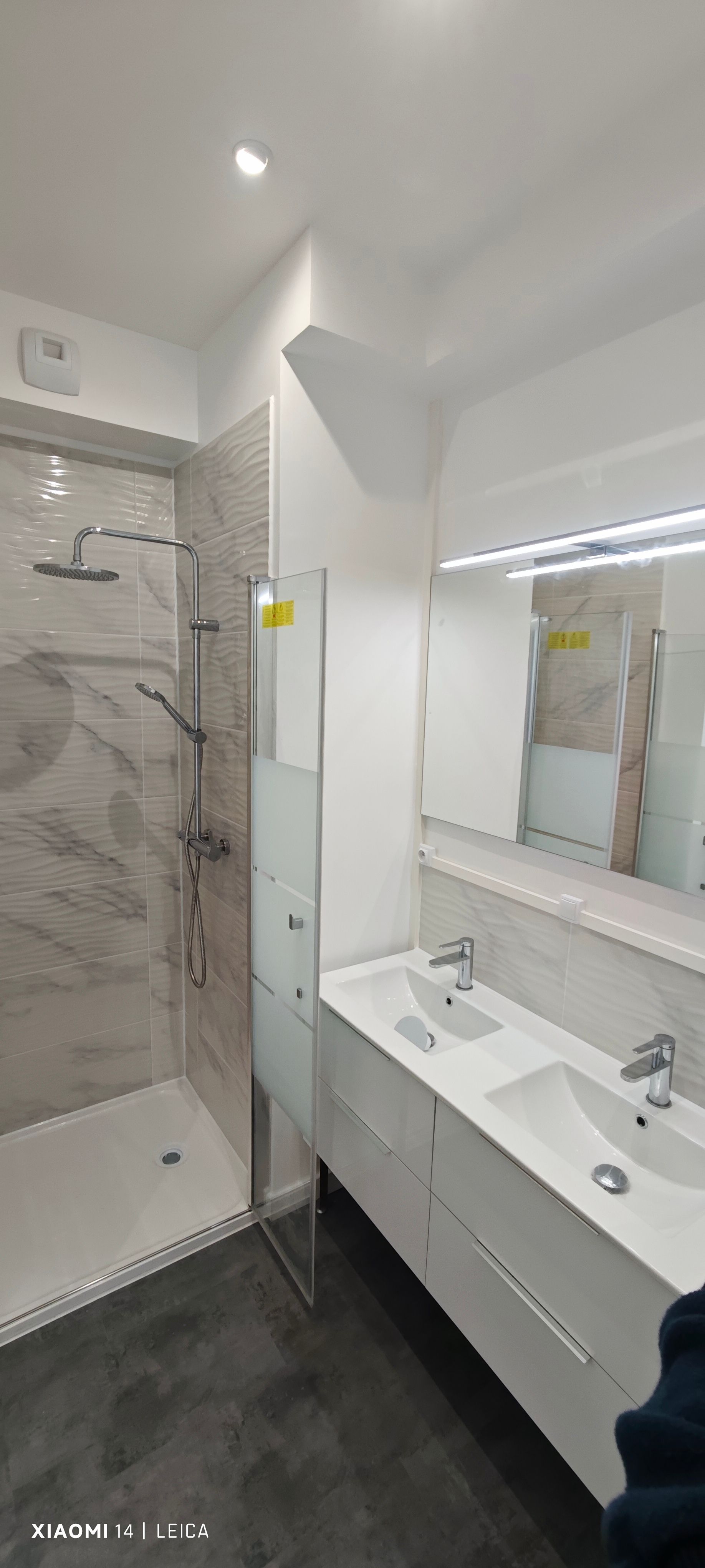 Salle de bains avec serviettes blanches, savon et miroirs sur un comptoir.