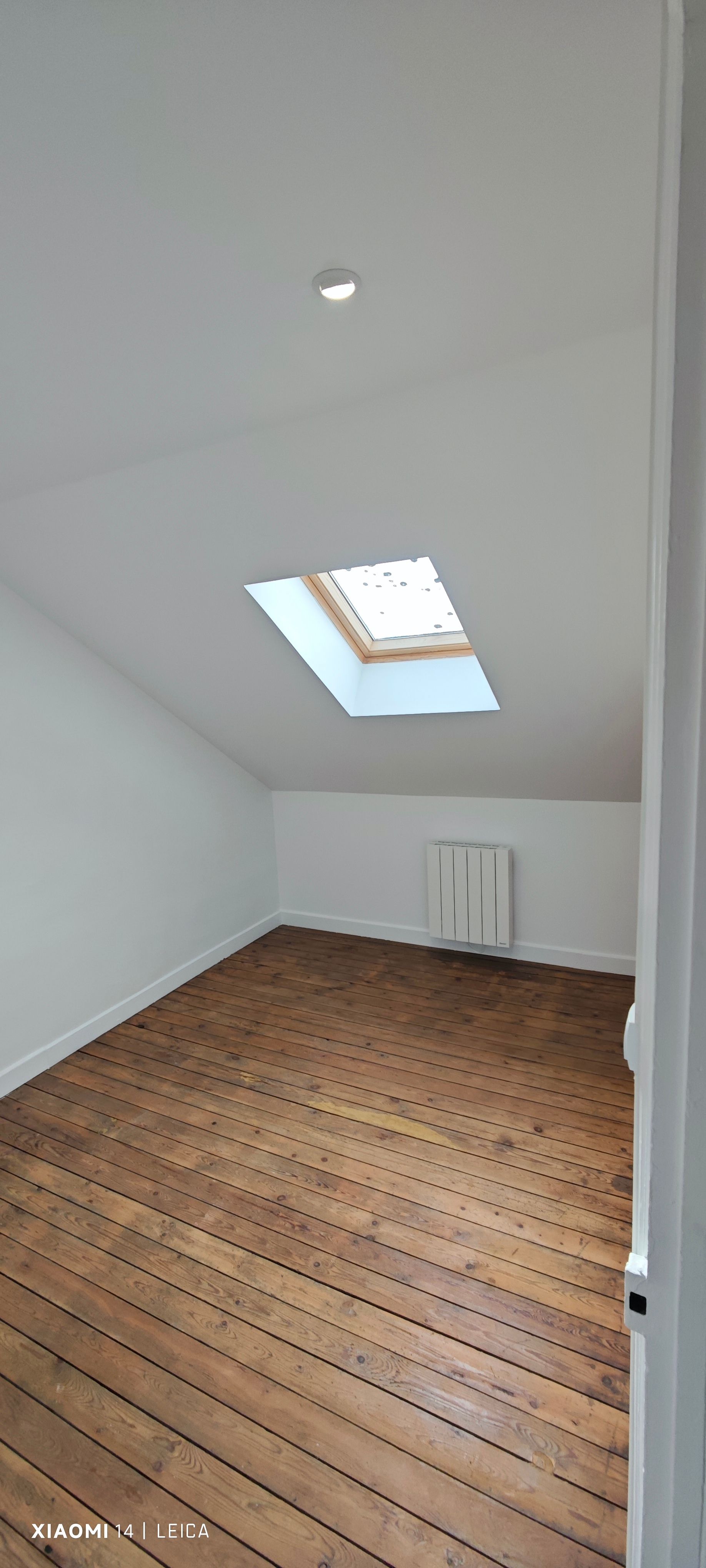 Intérieur de salle de bains avec deux portes en bois et des contours de design esquissés.