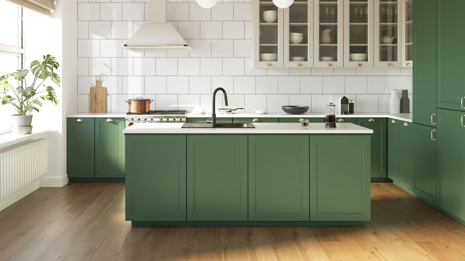 Cuisine verte avec parquet, crédence en carrelage blanc, îlot central et fenêtre.