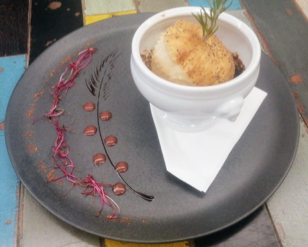 Entrée dans une assiette avec sauce